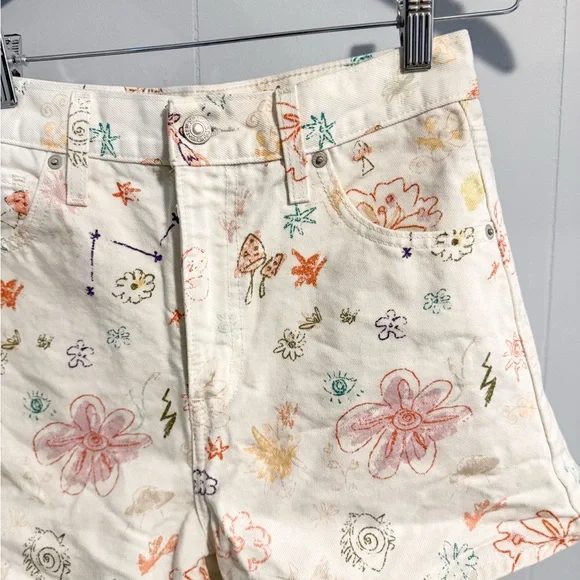 Levi’s High Waisted Space Doodle Mom Shorts - Picture 7 of 10